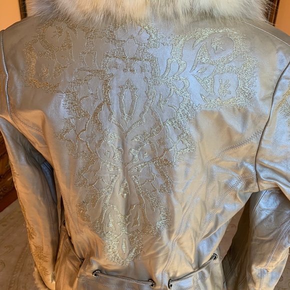 Leather jacket with gold appliqué and a rabbit fur - Picture 5 of 7